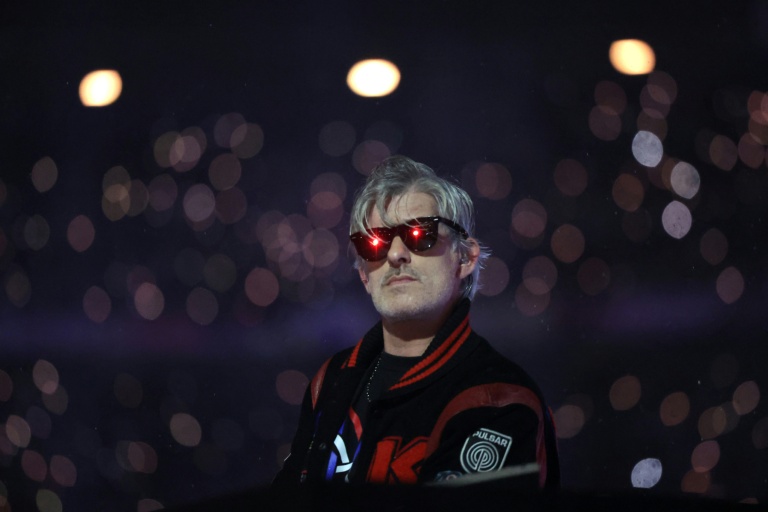 Kavinsky lors de la cérémonie de clôture des JO de Paris, portant des lunettes de soleil.
