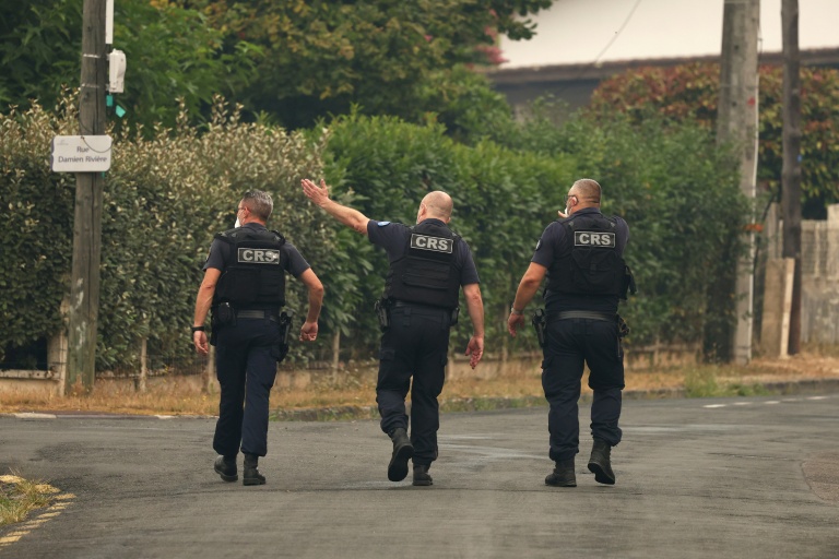 Des CRS patrouillent dans la commune de Saint- -Médard-en-Jalles, près de Bordeaux, où un ordre d'évacuation a été émis en raison des feux de forêts, le 25 juillet 2026