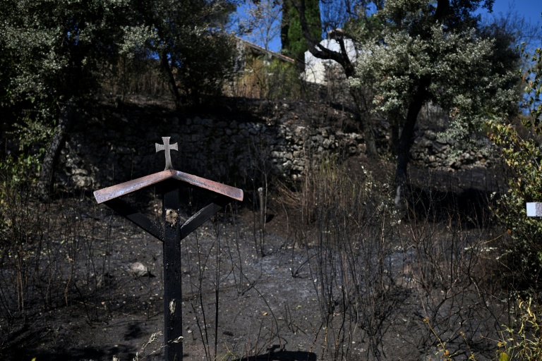 Une croix dans un terrain ravagé par les flammes près du sanctuaire Notre-Dame de Bonne-Grâce à Cotignac, dans le Var, le 24 juillet 2026