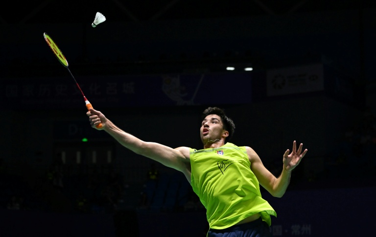 Toma Junior Popov en action lors de la finale de l'Open de Chine de badminton.