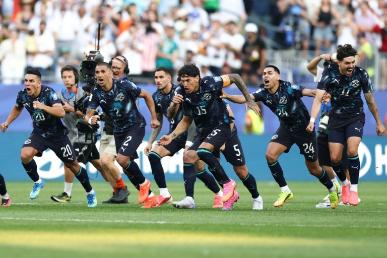 Les joueurs du Paraguay célèbrent leur qualification en huitièmes de finale du Mondial-2026, après la victoire aux tirs au but face à l'Allemagne, à Foxborough près de Boston, le 29 juin 2026