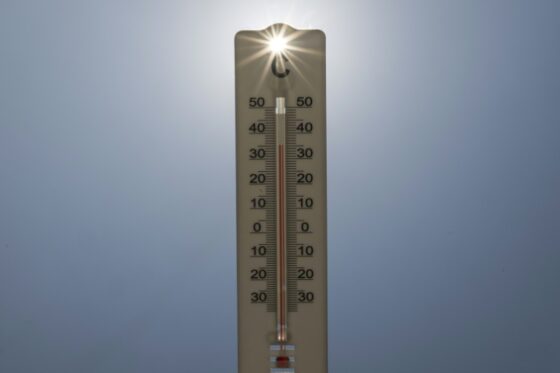 Thermomètre affichant des températures élevées pendant la canicule en France.