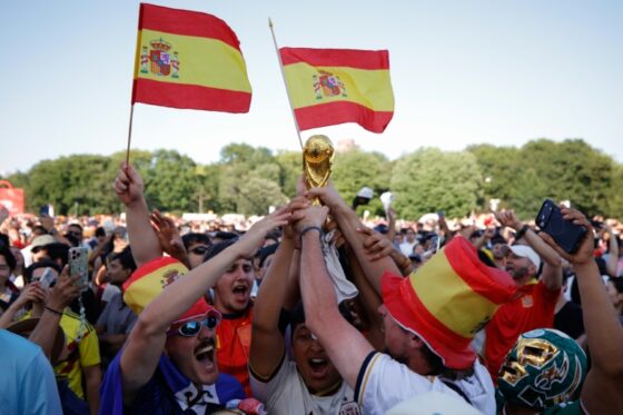 Supporters espagnols célébrant leur victoire à New York lors de la Coupe du Monde