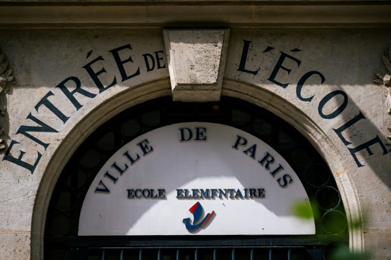 La loi oblige autorités et fonctionnaires (maire, directeur d’école) à signaler tout crime ou délit au procureur. 