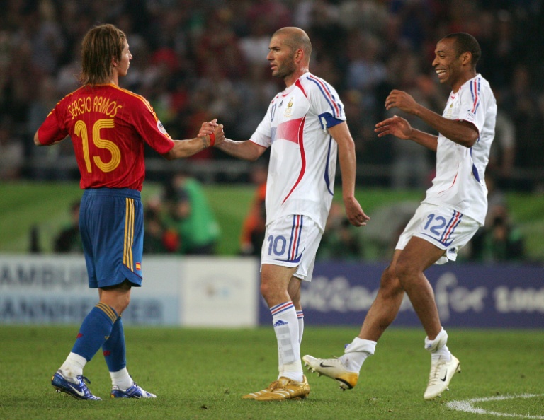 Zinédine Zidane échange avec Sergio Ramos et Thierry Henry lors du match France-Espagne au Mondial 2006.