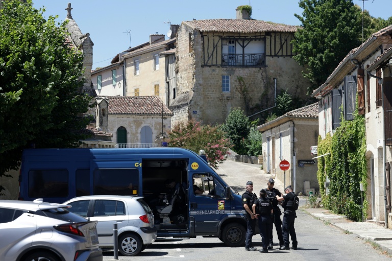 Des gendarmes bloquent une rue tandis que leurs collègues effectuent une perquisition au domicile de Jérôme Barella, suspecté du meurtre de la collégienne Lyhann, le 6 juillet 2026 à Montestruc-sur-Gers, dans le Gers