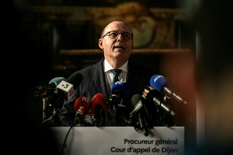 Philippe Astruc, procureur général près la Cour d'appel de Dijon, s'adresse à la presse, le 24 octobre 2025, alors que Jacqueline Jacob est entendue dans l'affaire du meurtre de son petit-neveu Grégory Villemin, soupçonnée d'être l'une des auteurs des lettres anonymes ayant menacé la famille de l'enfant pendant des années