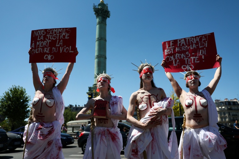 Des Femen dans la manifestation à Paris le 4 juillet 2026