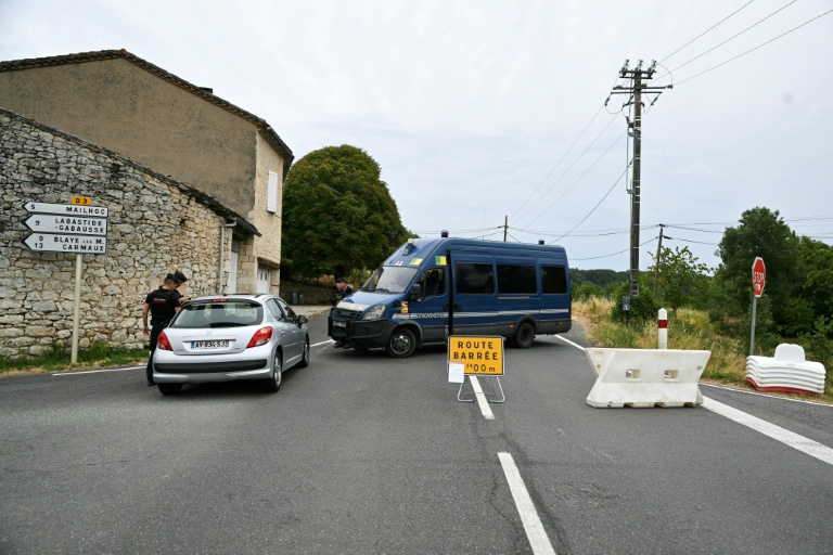 Des gendarmes bloquent une route menant au site où des recherches sont menées pour retrouver le corps de Delphine Aussaguel, disparue en décembre 2020, à Villeneuve-sur-Vère, le 16 juillet 2026 dans le Tarn