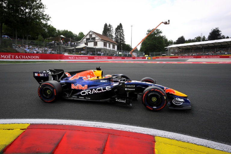Max Verstappen (Red Bull) prend l'épingle de la Source durant les qualifications du Grand Prix de Belgique de Formule 1, le 18 juillet 2026 à Spa-Francorchamps