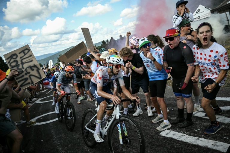 Les Français Jordan Jegat (droite), Kévin Vauquelin (centre) et Clément Braz Afonso ont tout tenté dans la 13e étape du Tour de France le 17 juillet 2026, mais n'ont pas réussit à se détacher dans le Ballon d'Alsace