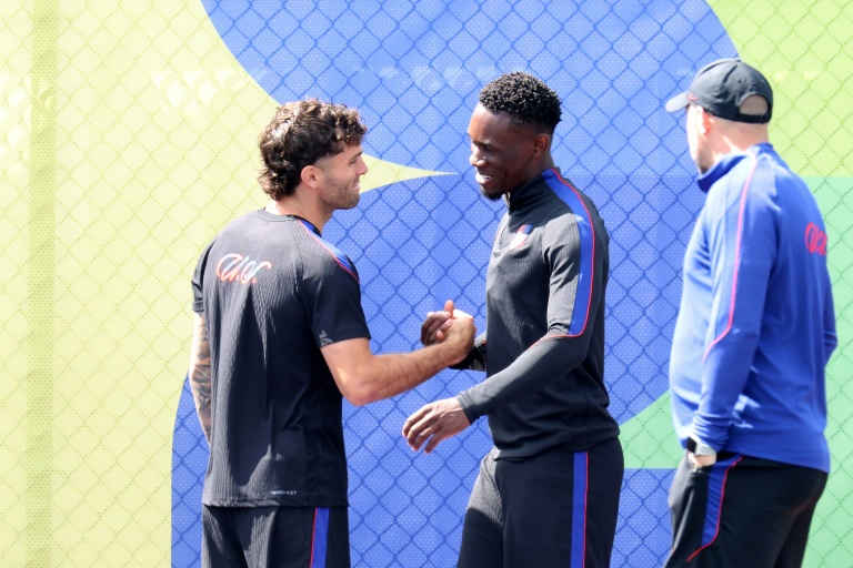 Folarin Balogun (au centre) avec Christian Pulisic (à gauche) lors d'une séance d'entraînement de l'équipe des Etats-Unis le 5 juillet 2026 à l'Université de l'Etat de Washington, à Seattle