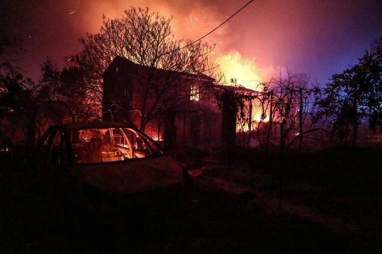Une maison prise dans les flammes à Cotignac, dans le sud-est de la France, où un incendie dans le Var a parcouru 2.550 hectares le 22 juillet 2026