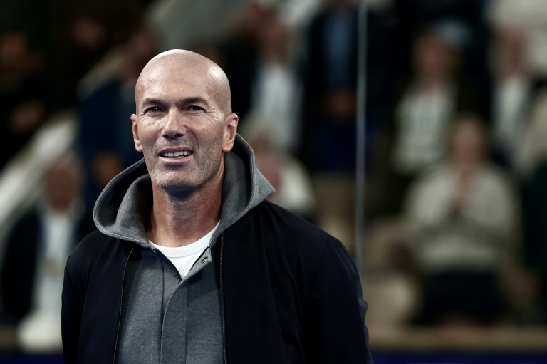 Zinédine Zidane souriant lors d'un événement sportif