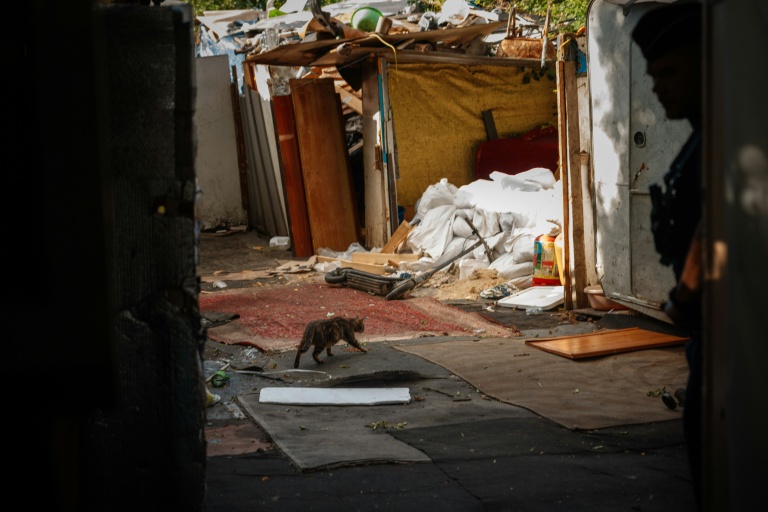 Des habitations de fortune après l'opération d'évacuation et de démantèlement du bidonville de Stains en Seine-Saint-Denis, le 1er juillet 2026