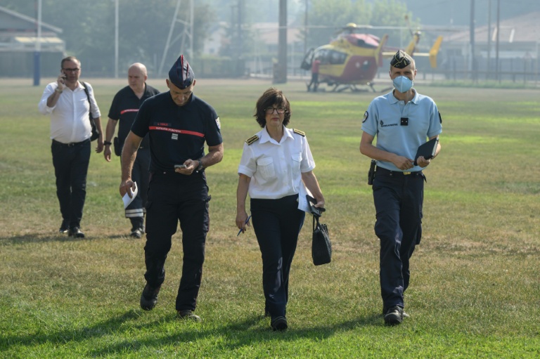La préfète de Gironde, Sophie Brocas (C), arrive à   Lege-Cap-Ferret, le 28 juillet 2026