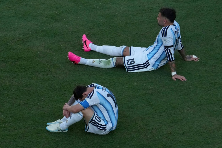 La tristesse de Lionel Messi et de Nicolas Otamendi après la défaite de l'Argentine en finale de Coupe du monde (après prolongation) face à l'Espagne au Metlife Stadium d'East Rutherford le 19 juillet 2026