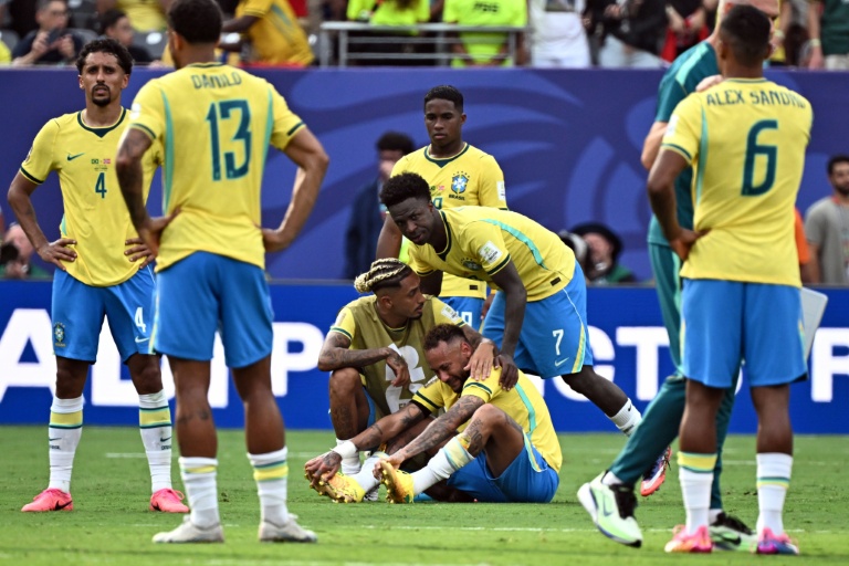 Neymar en larmes et ses coéquipiers brésiliens après leur élimination en huitième de finale du Mondial-2026 face à la Norvège (2-1) le 5 juillet 2026 au MetLife Stadium d'East Rutherford, en banlieue de New York