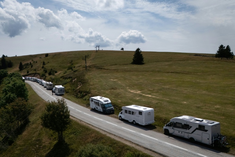 Vue aérienne de camping-cars stationnés le long de la 