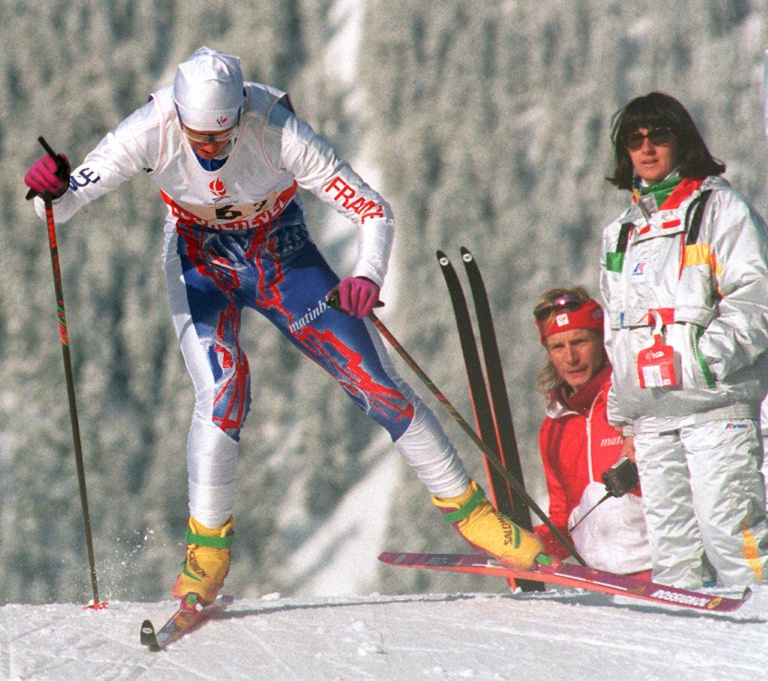 Fabrice Guy en pleine action sous les yeux de son compatriote Sylvain Guillaume (bandeau sur les cheveux) 
power his way uphill during the men's lors du relais 3x10 km de combiné nordique des Jeux olympiques d'Albertville le 18 février 1992 à Courchevel