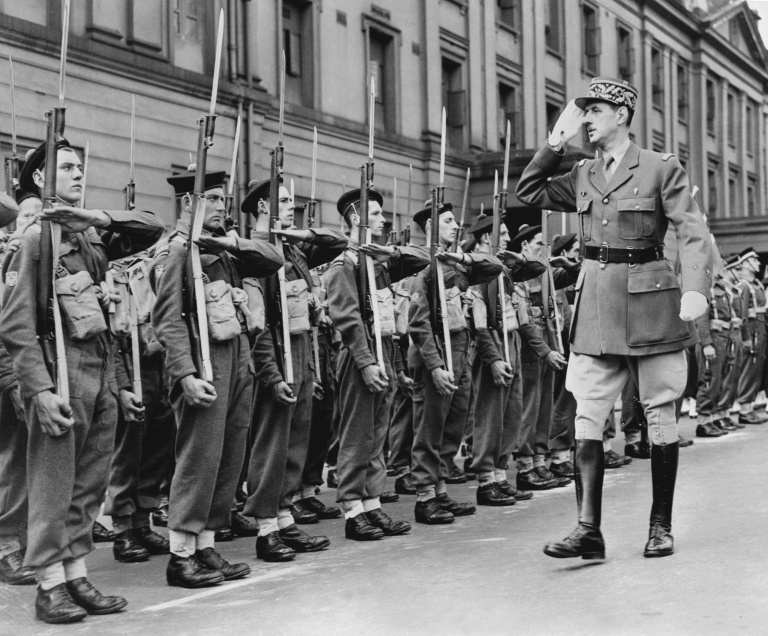 Militaires saluant le général De Gaulle lors d'une cérémonie.