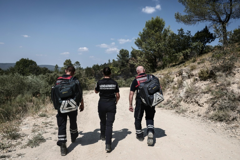 Une unité de  la cellule Recherche des causes et circonstances des incendies (RCCI) du Var, en mission sur la commune de Ponteves, le 29 juillet 2026.