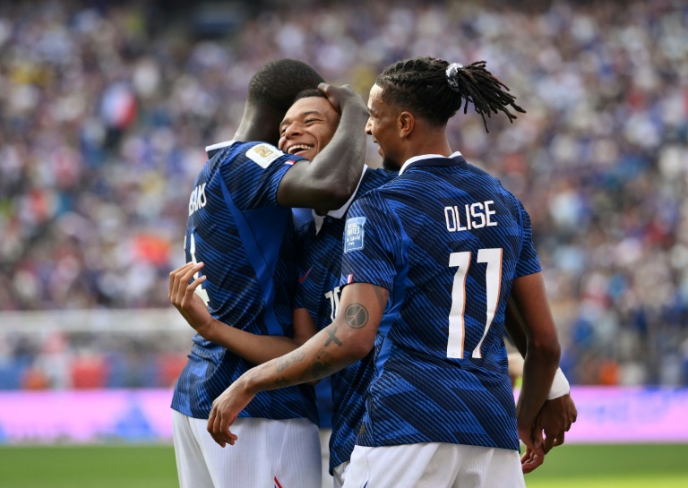 Kylian Mbappé, Ousmane Dembélé et Michael Olise se congratulent après le 3e but des Bleus contre la Suède en 16e de finale de la Coupe du monde à Arlington le 30 juin 2026 aux Etats-Unis