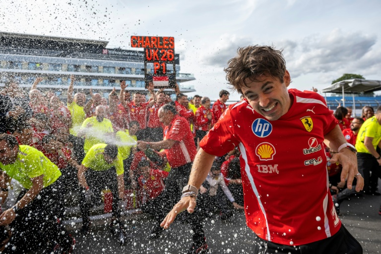 Le patron de l'écurie Ferrari Frédéric Vasseur arrose ses hommes de champagne pendant que Charles Leclerc essaie de s'enfuir, le 5 juillet à Silvertsone