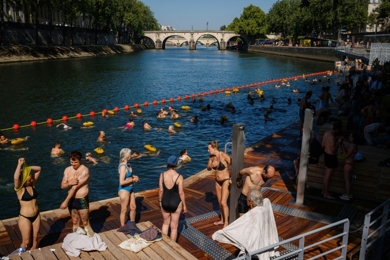 Des baigneurs dans la Seine à Paris le 12 août 2025