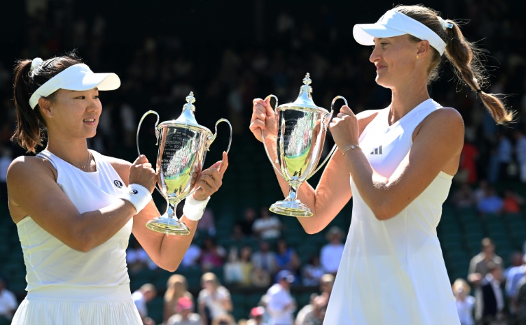 La Française Kristina Mladenovic et la Chinoise Guo Hanyu brandissent la Coupe des gagnantes du doubles dames de Wimbledon le 12 juillet 2026 à Londres
