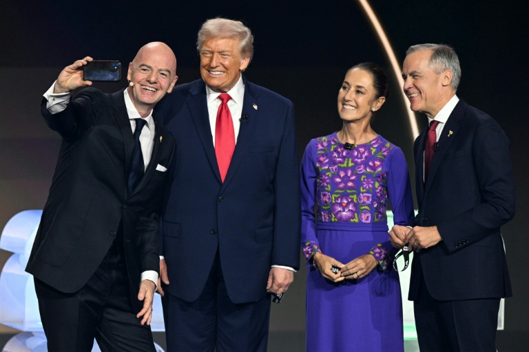 Le président de la Fifa Gianni Infantino, le président américain Donald Trump, la présidente du Mexique Claudia Sheinbaum et le Premier ministre du Canada Mark Carney lors du tirage au sort de la Coupe du monde de football 2026, à Washington, le 5 décembre 2025
