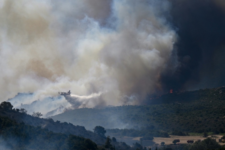 Un Canadair largue de l'eau sur un incendie de forêt près de Trévillach (Pyrénées-Orientales), le 5 juillet 2026
