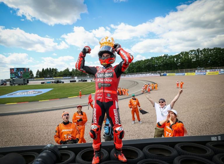 Marc Marquez célèbre sa victoire au Grand Prix d'Allemagne de MotoGP.