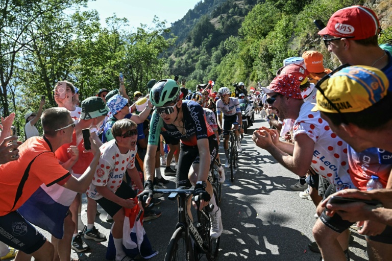 Paul Seixas dans l'ascension de l'Alpe d'Huez durant la 19e étape du Tour de France entre Gap et l'Alpe d'Huez le 24 juillet 2026