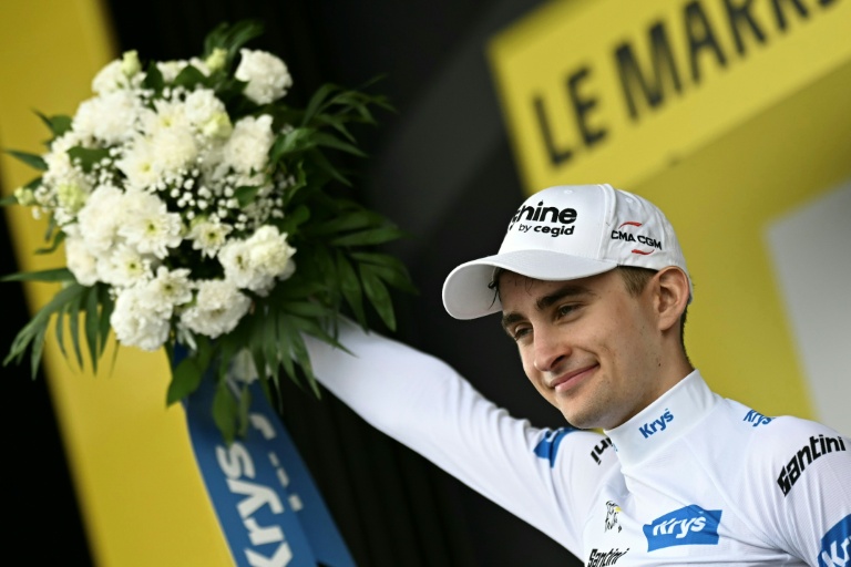 En terminant trosième de la 14e étape du Tour de France au Markstein Fellering le 18 juillet 2026, Paul Seixas s'est emparé du maillot blanc de meilleur jeune, son premier maillot distinctif sur le Tour