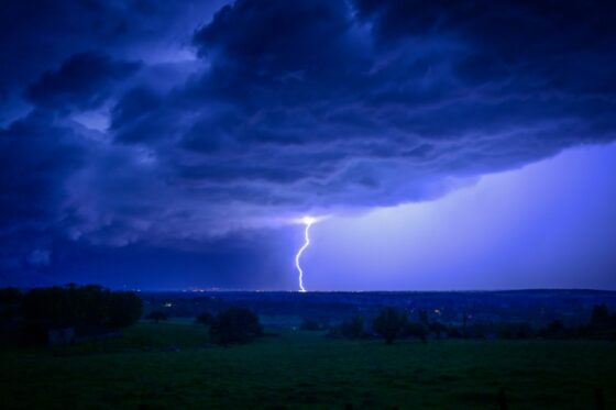 Orages : Foudre illuminant un ciel orageux pendant une tempête
