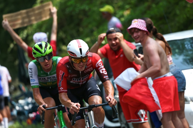 Le coureur français Baptiste Veistroffer (premier plan), à nouveau échappé, lors de la 7e étape du Tour de France entre Hagetmau et Bordeaux, le 10 juillet 2026