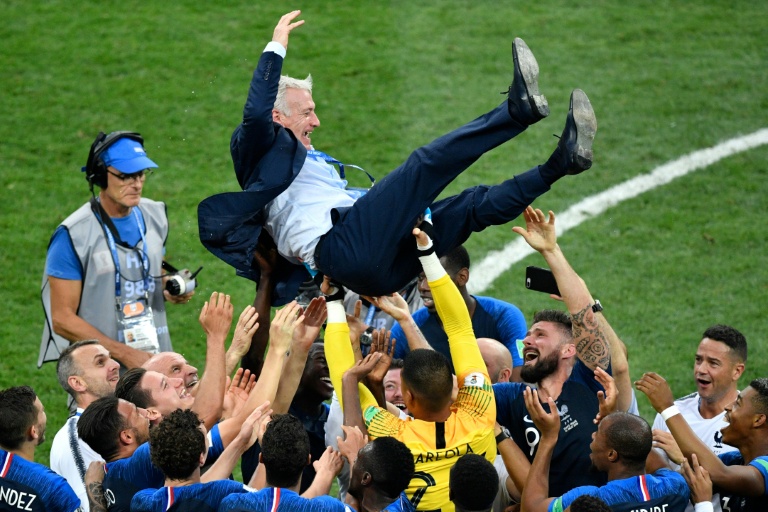 Le sélectionneur Didier Deschamps porté en triomphe par ses joueurs après la victoire en Coupe du monde en Russie, le 15 juillet 2018 à Moscou