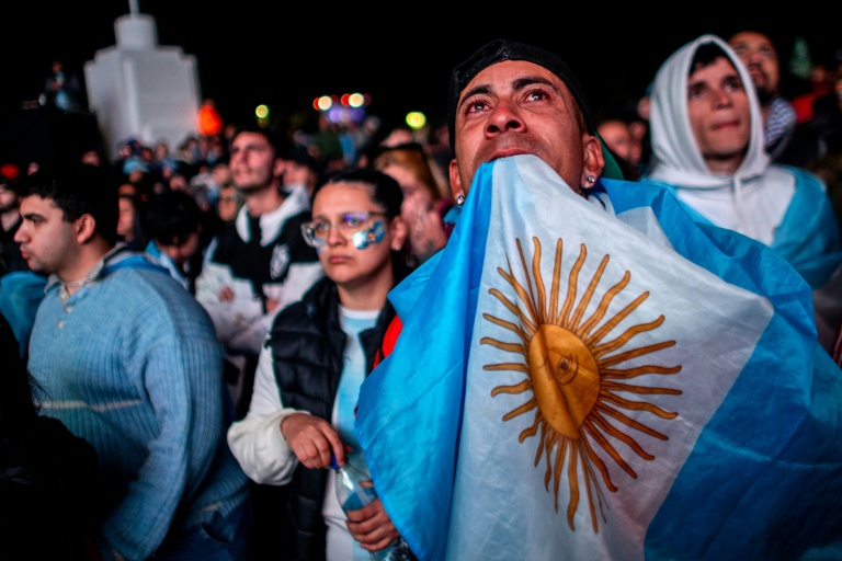Les supporters argentins réagissent après la défaite de leur équipe en finale de la Coupe du monde de football contre l'Espagne, alors qu'ils suivaient le match sur un écran géant à Buenos Aires, le 19 juillet 2026