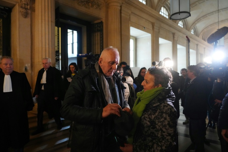 Dany Leprince (g), parle avec sa femme Anie, au Palais de Justice de Paris, le 7 mai 2026