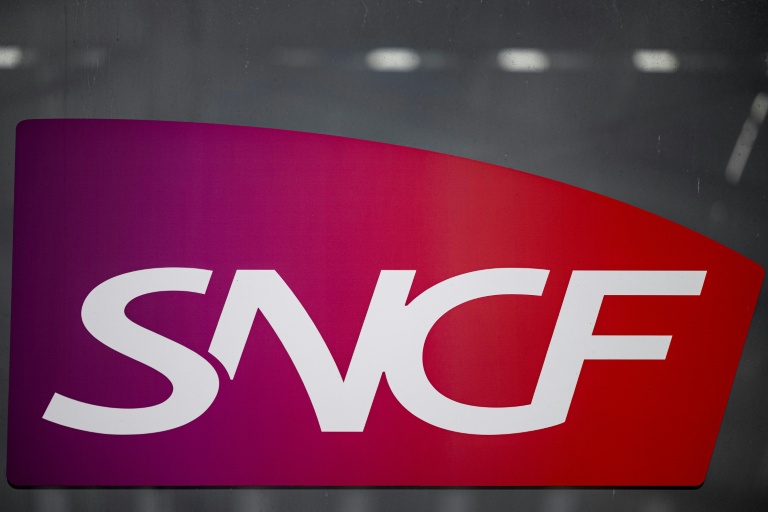 Logo de la SNCF sur un fond coloré