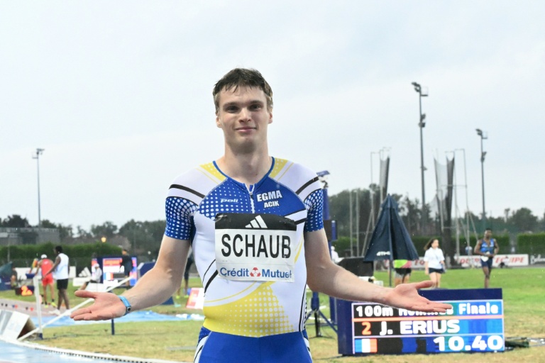 Theo Schaub célèbre son titre sur le 100 mètres, aux Championnats de France d'athlétisme, le 25 juillet 2026 à Albi