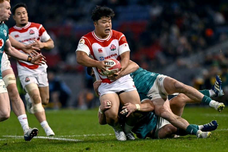 Le Japonais Hayate Era tacklé par un Irlandais lors du match du Championnat des nations le  11 juillet 2026 à Newcastle en Nouvelle-Galles du Sud en Australie