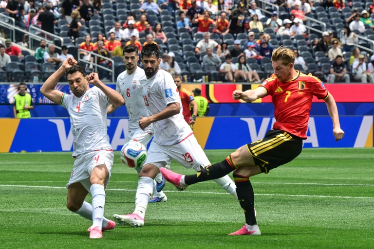 Kevin De Bruyne, à droite, est peu en vue depuis le début du Mondial, comme lors de ce match face à l'Iran, le 21 juin 2026 à Los Angeles, mais garde le soutien de son entraîneur Rudi Garcia