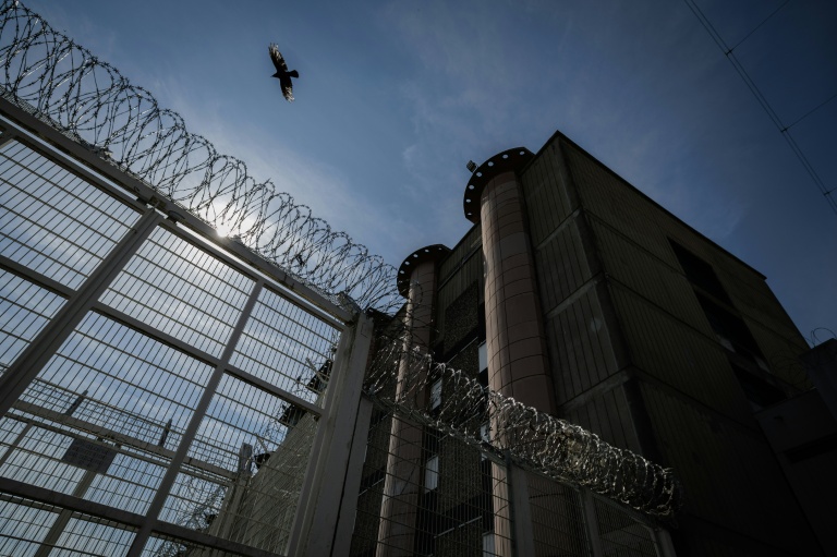Barbelés en haut d’une clôture de sécurité de la prison de Fleury-Mérogis (Essonne), en Ile-de-France, le 16 juillet 2026