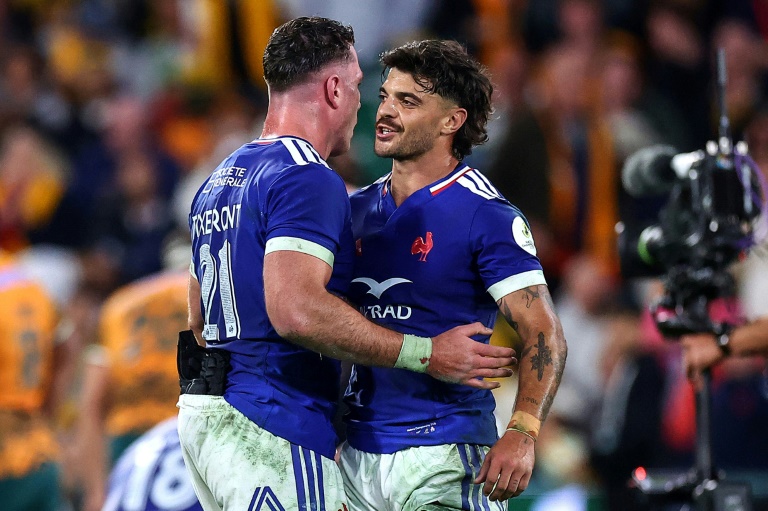 Le Français Romain Ntamack à droite lors de la victoire contre les Wallabies en Championnat des nations le 11 juillet 2026 à Brisbane en Australie