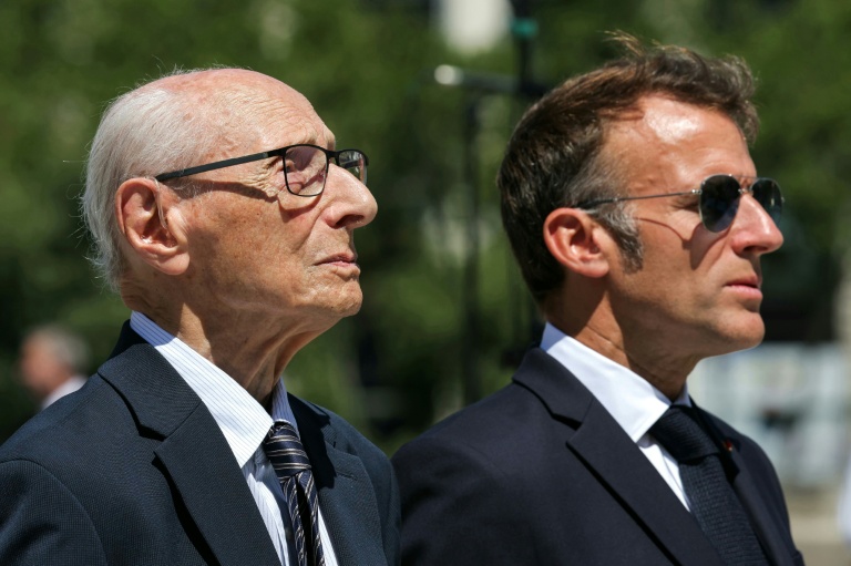 Charles Dreyfus, petit-fils du capitaine Dreyfus (gauche), et le président français Emmanuel Macron, à Paris, le 12 juillet 2026