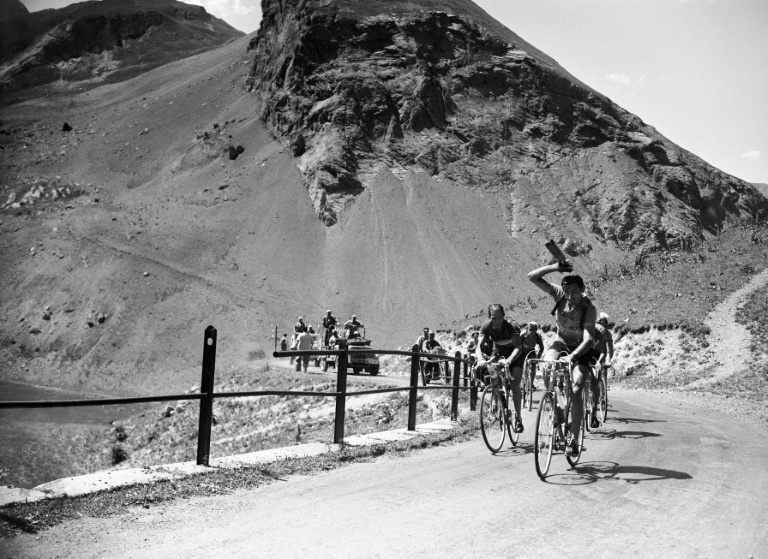 L'Italien Fausto Coppi (à droite) sur les pentes du Galibier le 6 juillet 1952 lors de la 11e étape du Tour. 