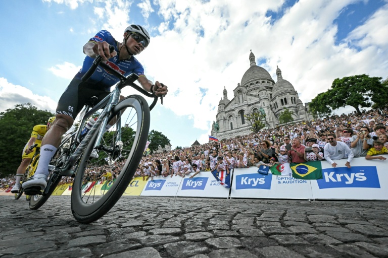 Le Néerlandais Mathieu van der Poel devant le Slovène Tadej Pogacar passent devant la basilique du Sacré-Coeur lors de la 21e et dernière étape du Tour de France le 26 juillet 2026 dans Paris