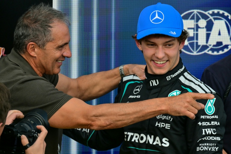 Kimi Antonelli celèbre avec son père Marco sa pole position, le 4 juillet 2026 à Silverstone